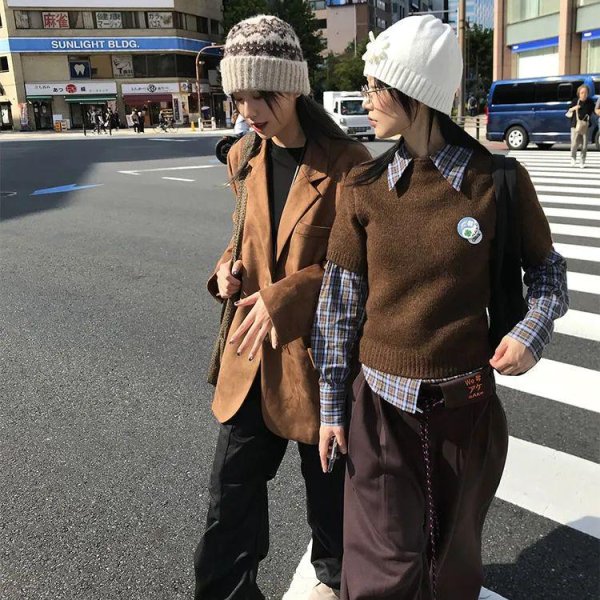 祥盛期权 2025秋冬巧克力棕火了！入秋穿它好好看！60套搭配参考直接照搬，太显白了！