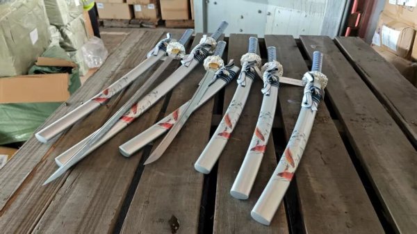 优配中国 管制刀具！大鹏海关发现未申报武士刀120把
