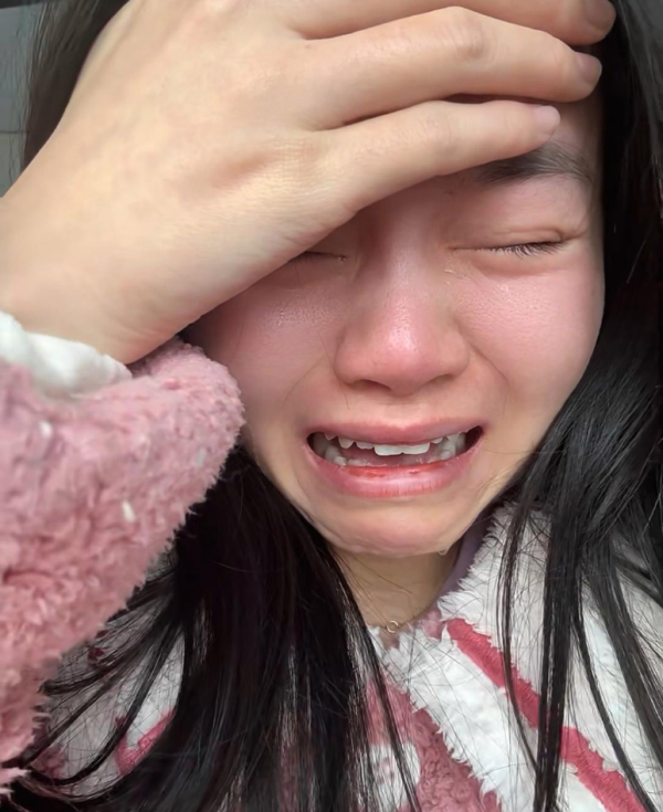 1号配资 “穷就别装大方了！”女孩因一盒糕点破防，控诉父母穷为啥要硬装